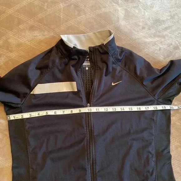 Woman’s Nike Element Dri-Fit Black Jacket in Size Large. - Picture 11 of 13